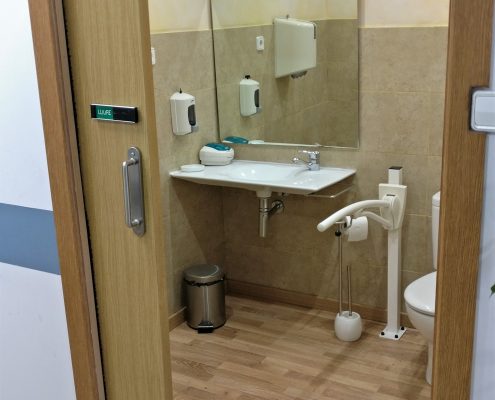 Quvitec cuenta con un baño accesible que a la vez sirve como showroom para los clientes